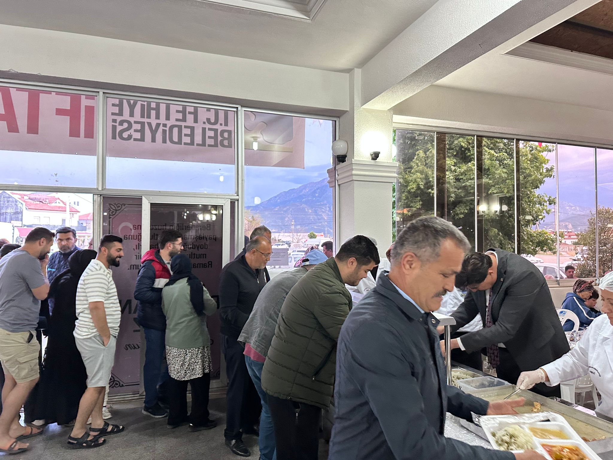 Karaca Çatalarık Sosyal Tesisinde Iftar Yaptı (6)