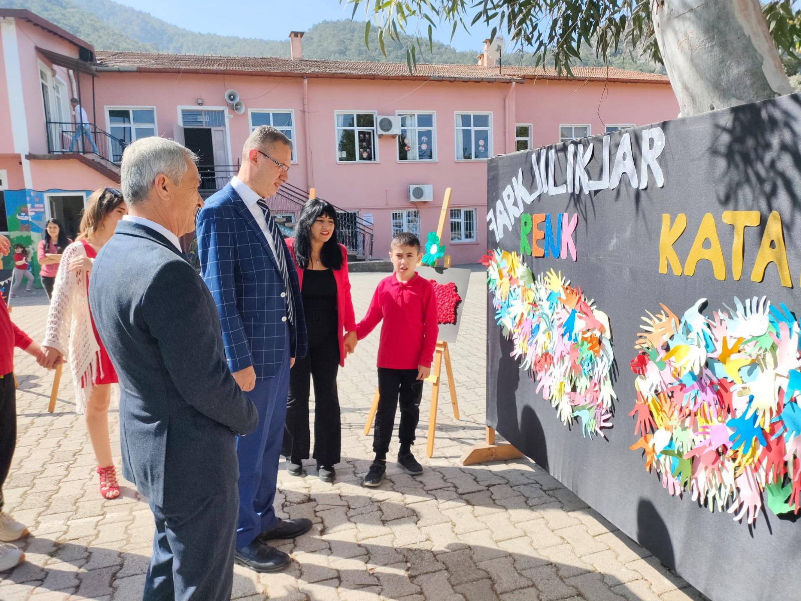 “Otizm Farkındalık” Resim Sergisi Açıldı (4)