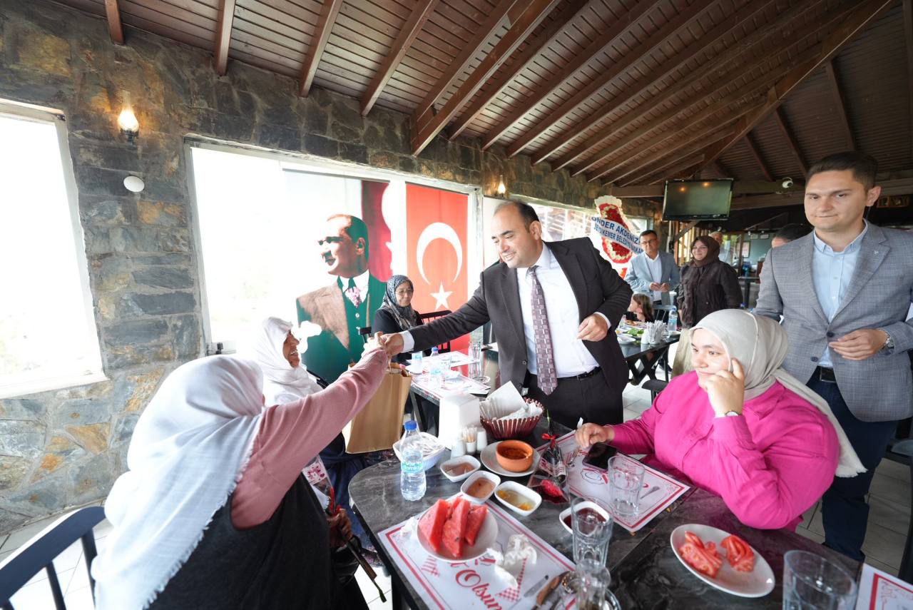 Başkan Akdeni̇zli̇ Şehi̇t Anneleri̇yle Anlamli Buluşma (2)