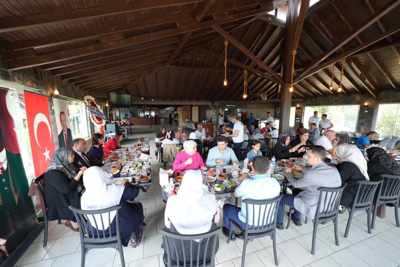 Başkan Akdeni̇zli̇ Şehi̇t Anneleri̇yle Anlamli Buluşma (5)