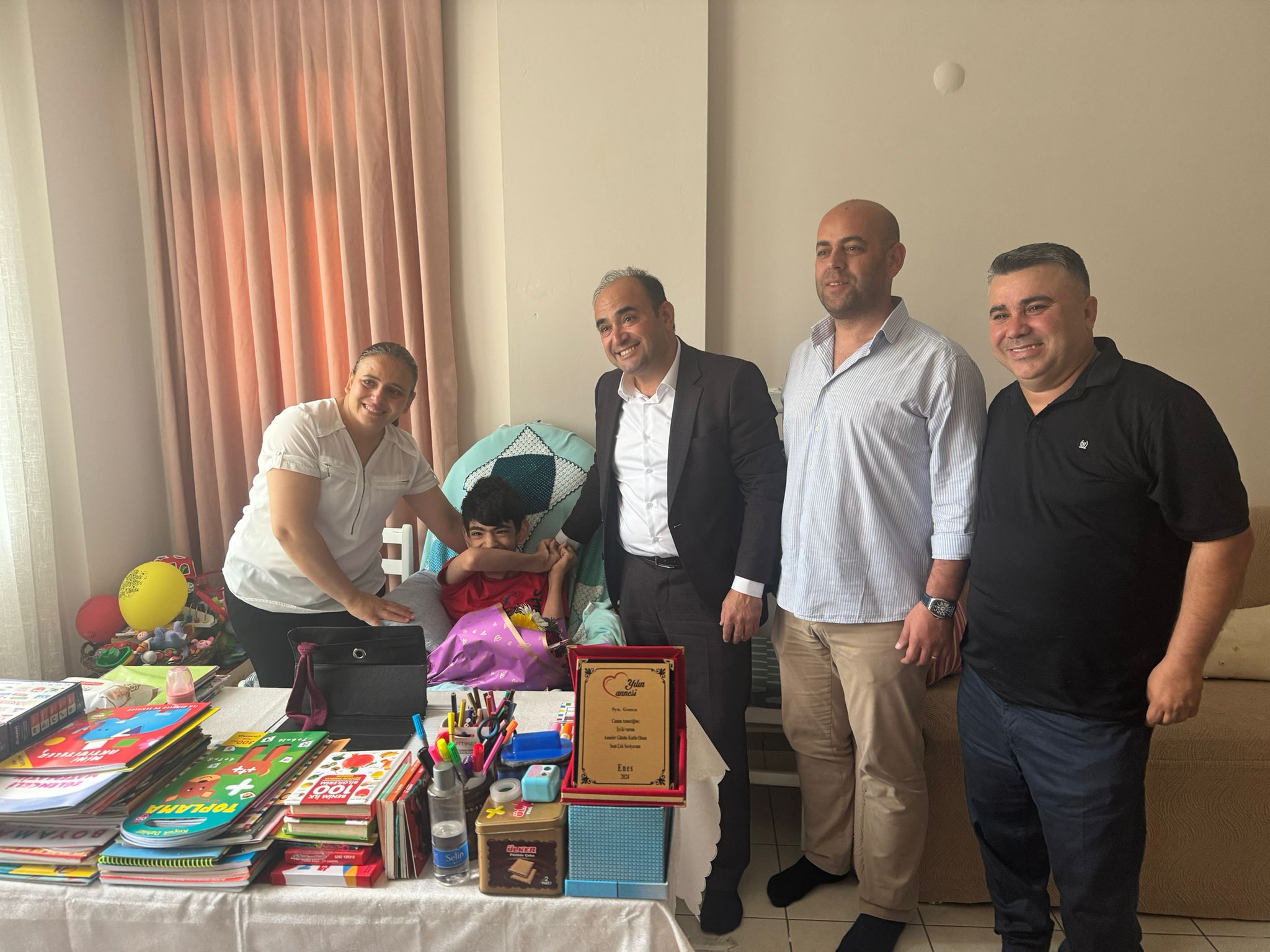 Engelli Çocuğuna Kendisini Adayan Fedakar Anneye Sürpriz Kutlama (1)