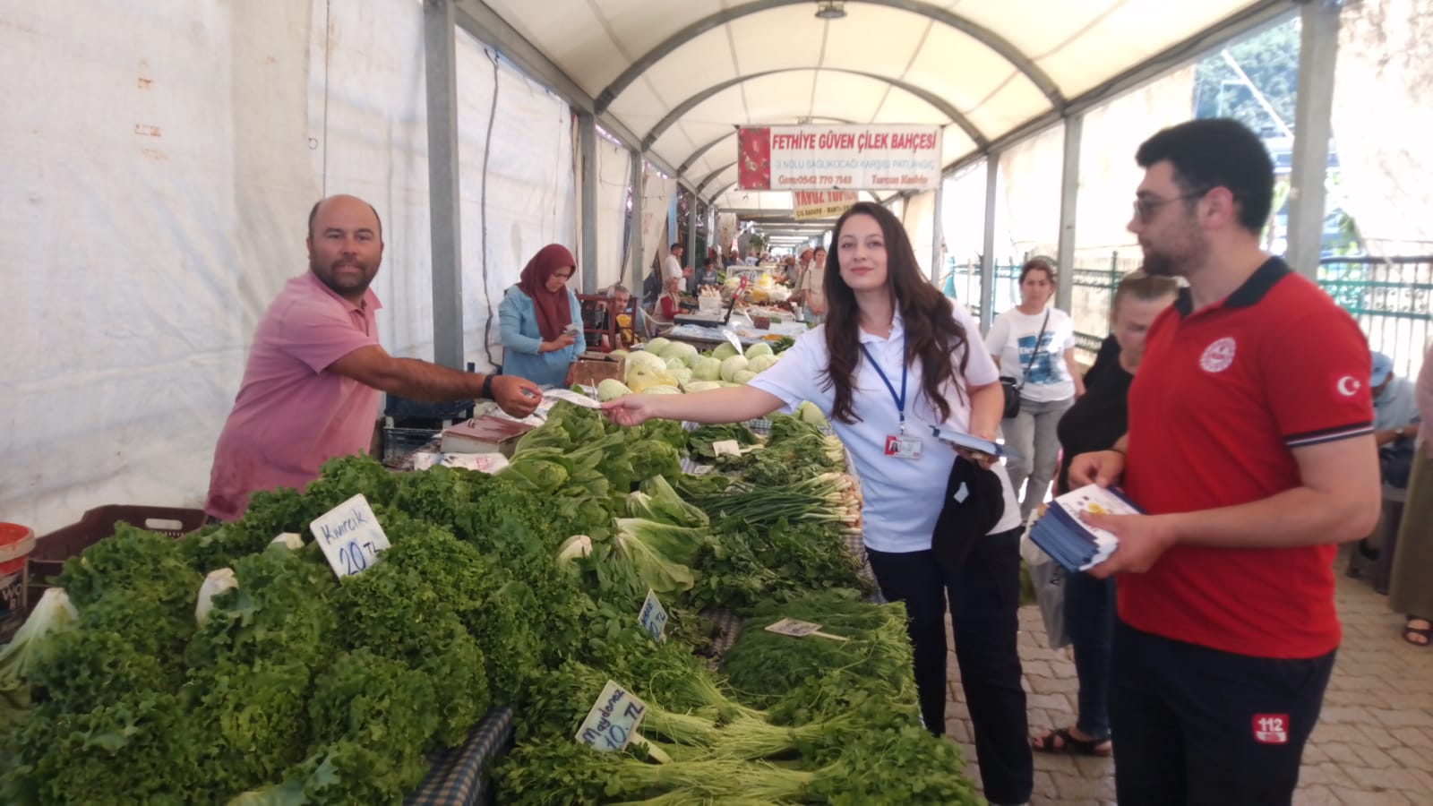 Fethiye’de Salı Pazarında Broşür Dağıtıldı (2)
