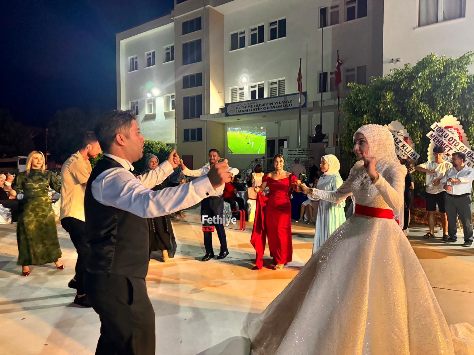 Hem Evlendiler, Hem Maç İzlediler (1)