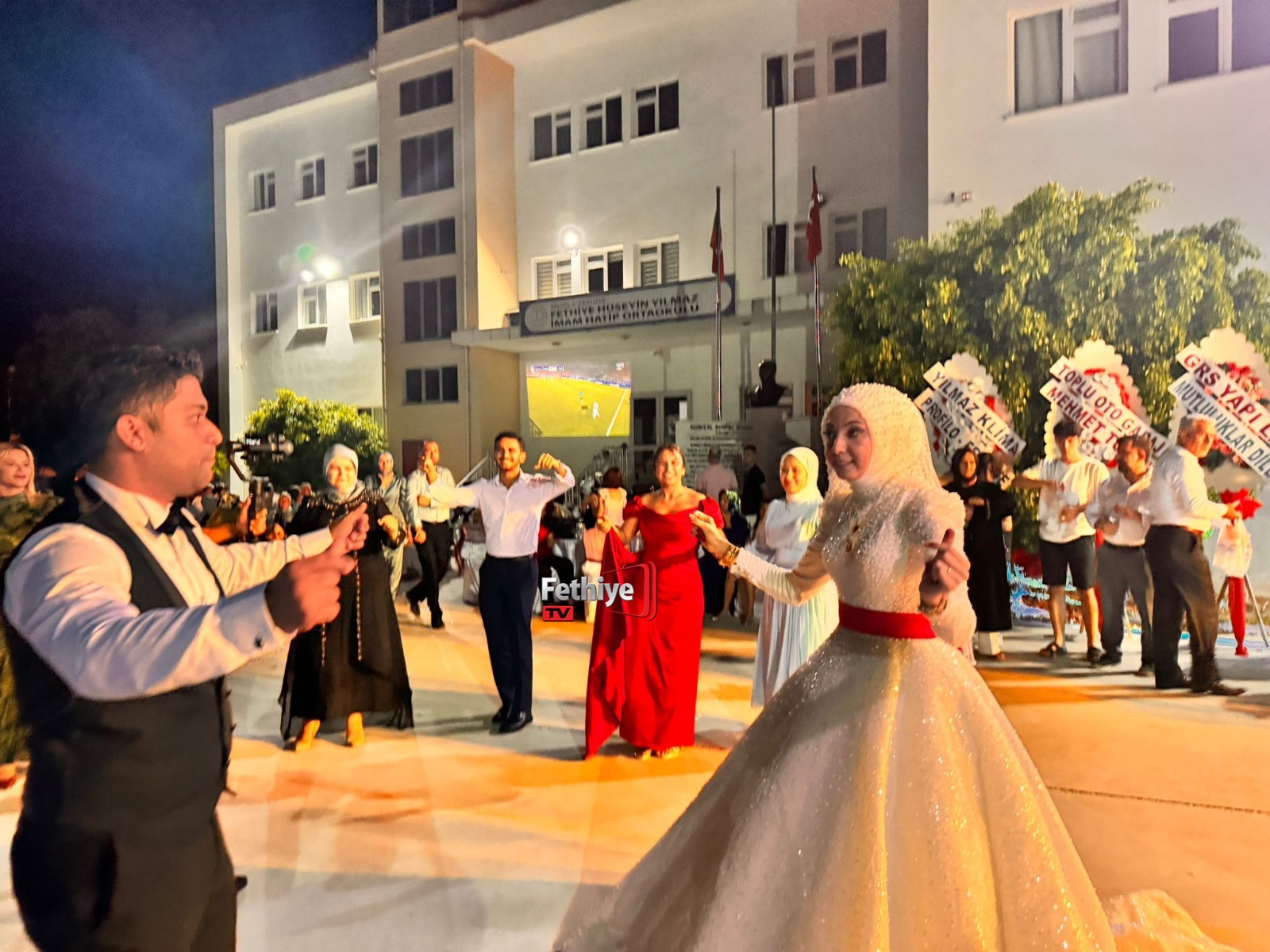 Hem Evlendiler, Hem Maç İzlediler (4)