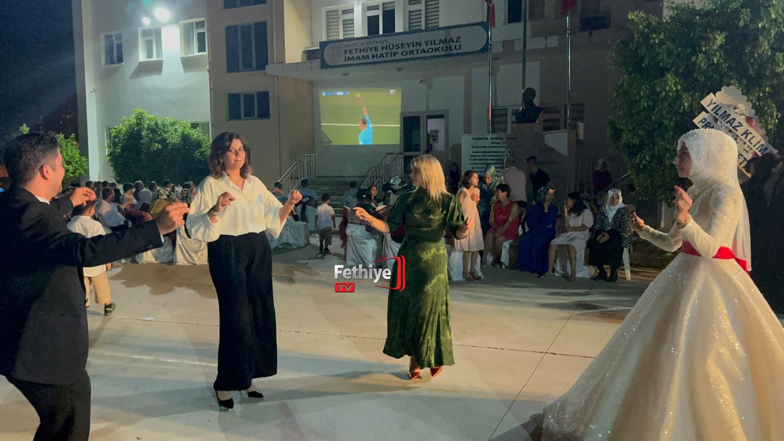 Hem Evlendiler, Hem Maç İzlediler (5)