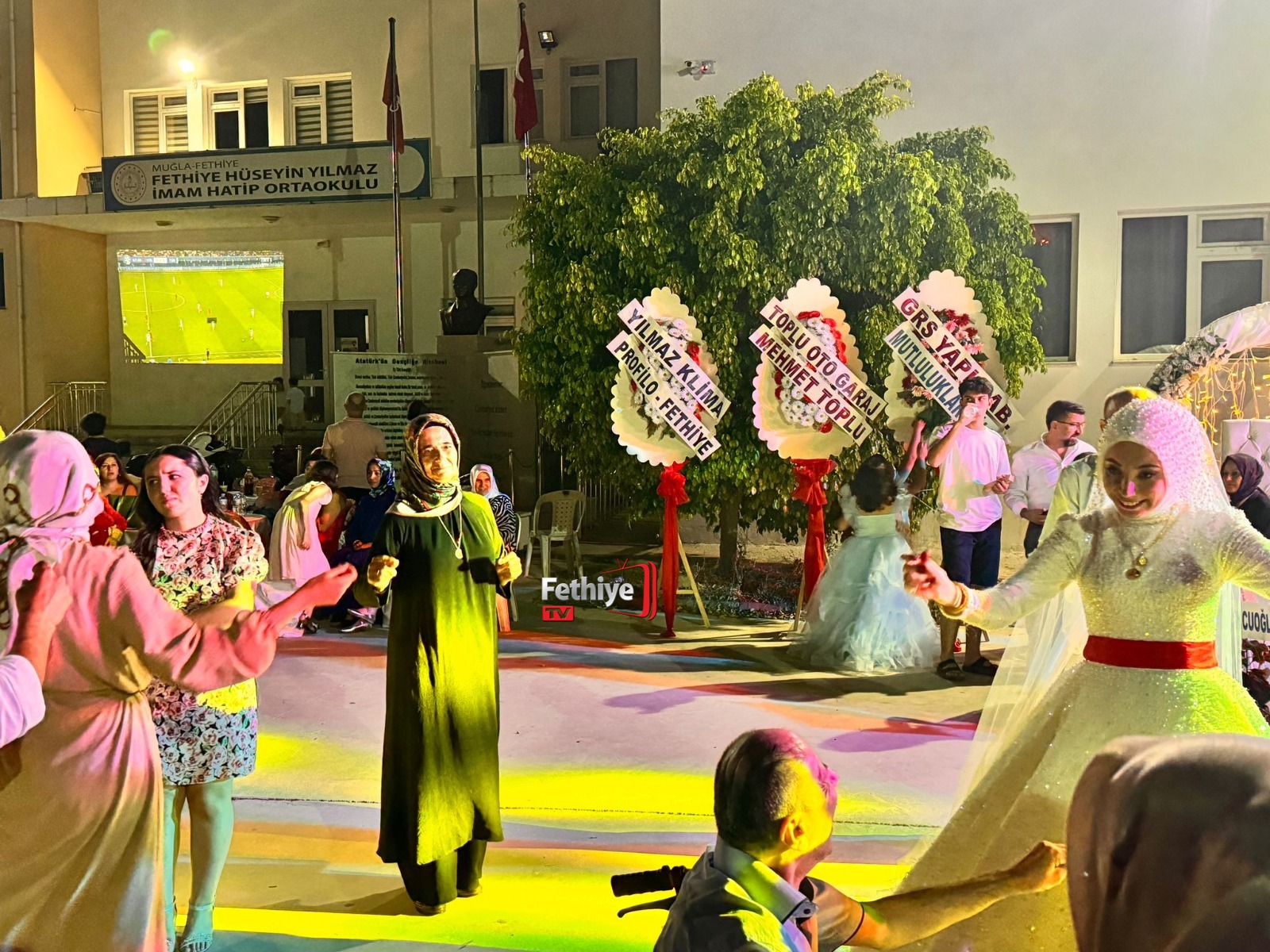 Hem Evlendiler, Hem Maç İzlediler (6)