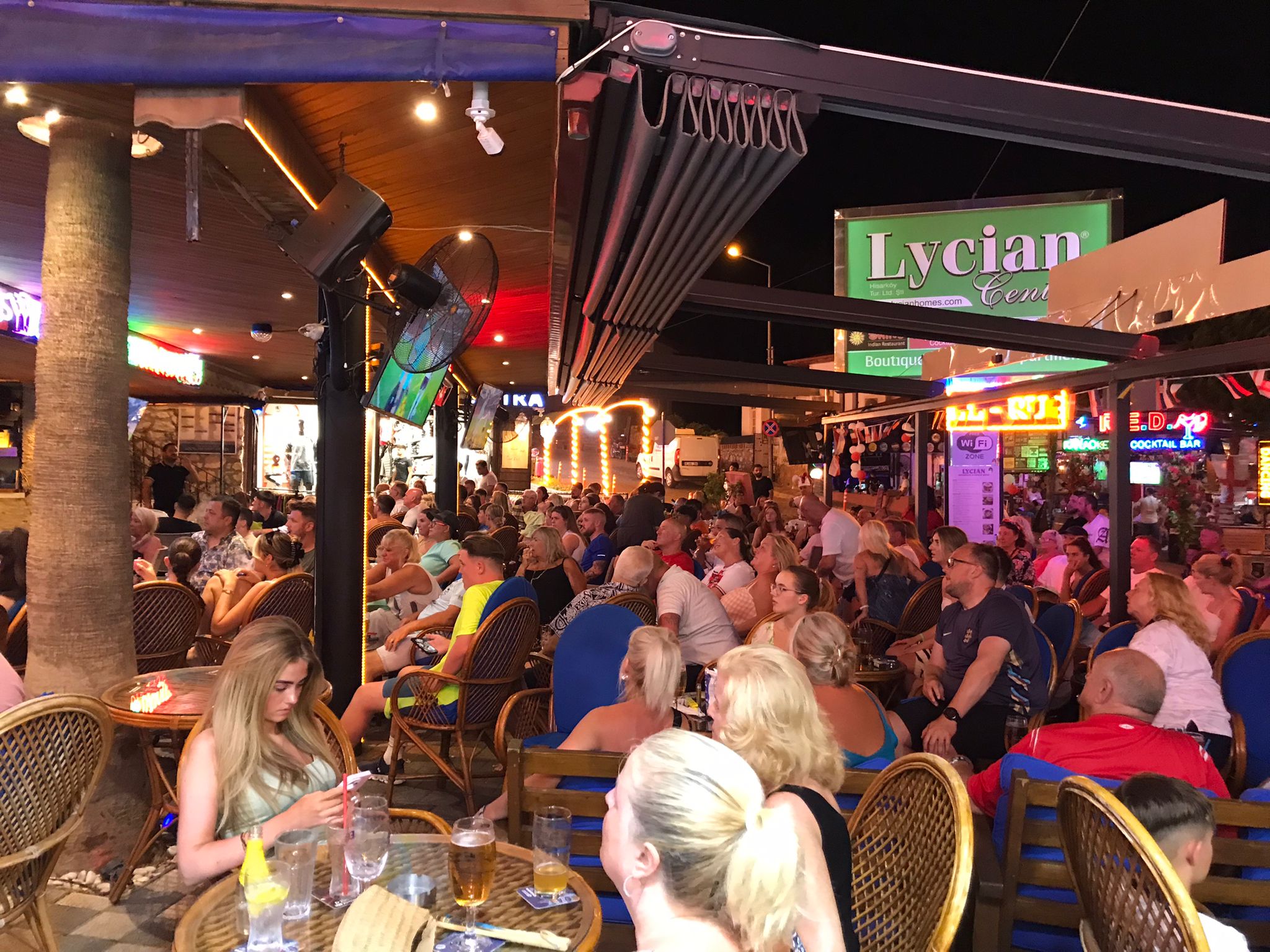 İngiltere'nin Finale Yükselmesi Ölüdeniz’de Tatil Yapan İngiliz Turistleri Sevince Boğdu (10)