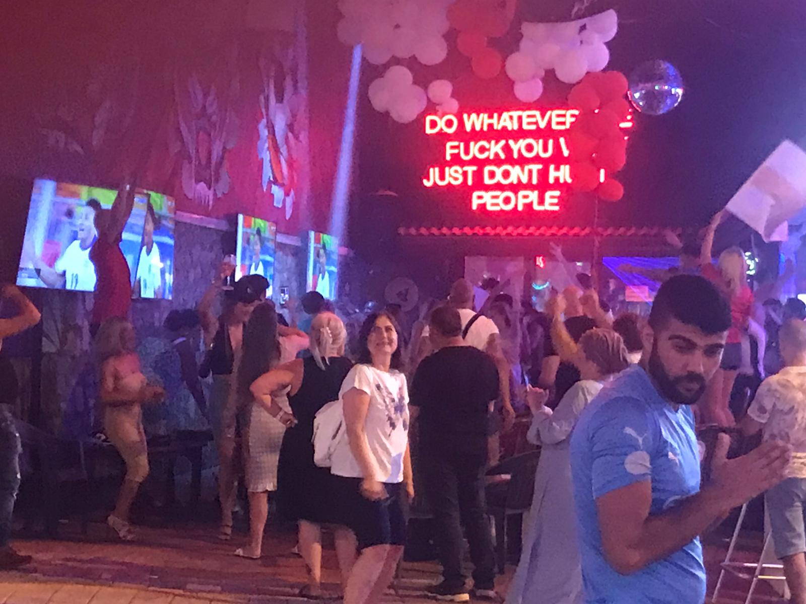 İngiltere'nin Finale Yükselmesi Ölüdeniz’de Tatil Yapan İngiliz Turistleri Sevince Boğdu (7)