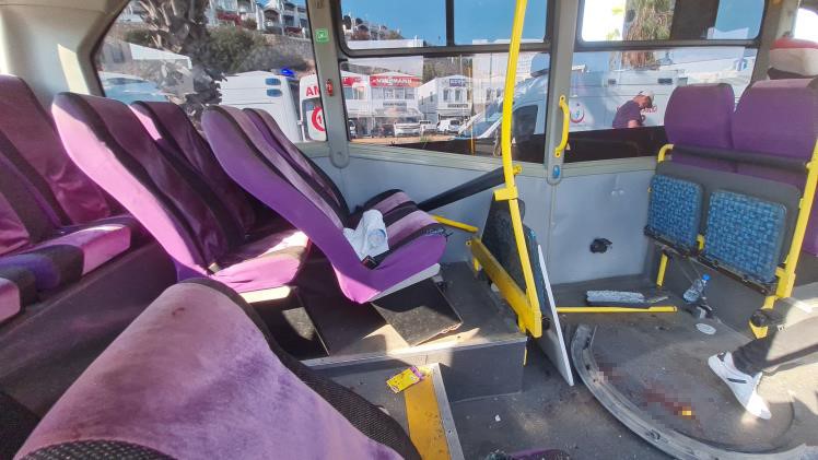 Otomobil Minibüse Çarptı, Ortalık Savaş Alanına Döndü 14 Yaralı (2)