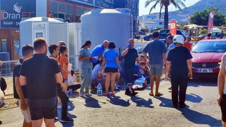 Otomobil Minibüse Çarptı, Ortalık Savaş Alanına Döndü 14 Yaralı (5)
