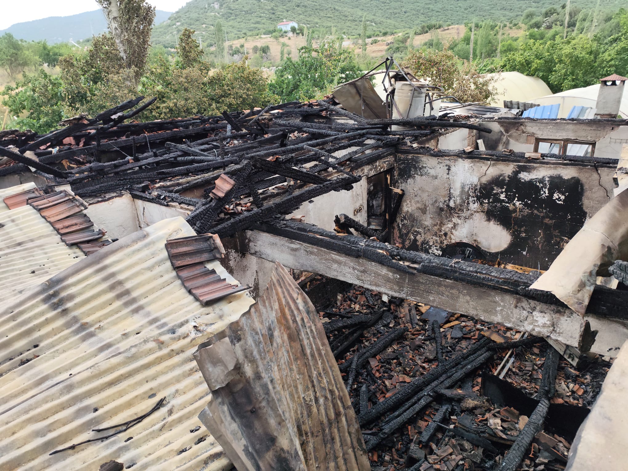 Seydikemer'de Alevlere Teslim Olan Ev Kullanılamaz Hale Geldi (2)