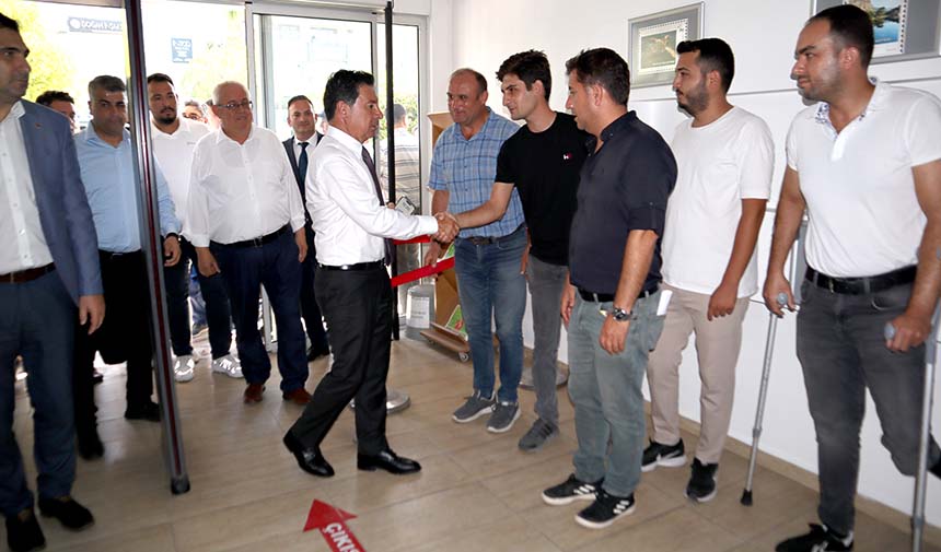 Büyükşehir Belediye Başkanı Ahmet Aras'ı Belediye Çalışanları kapıda karşılarken, Aras Belediye binasındaki tüm birimleri tek tek ziyaret etti.